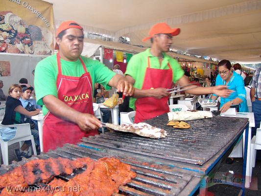 Presencia de Oaxaca en CoyoacÃ¡n 2006 / Oaxaca in Coyoacan 2006 01-03
Del 9 al 24 de July se lleva a cabo  La Presencia de Oaxaca en CoyoacÃ¡n en la que podremos disfrutar de la comida, artesanÃ­a y bailes de este bello estado de nuestro paÃ­s.

From the 9th to the 24th July is carried out the Presence of Oaxaca in CoyoacÃ¡n  in which we will be able to enjoy the food, crafts and dances of this beautiful state of our country.
Keywords: Oaxaca  Coyoacan 2006 comida artesania tlayudas