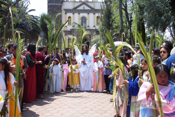 Domingo de Ramos en Iztapalapa ( Palm Sunday in Iztapalapa ) 2004
