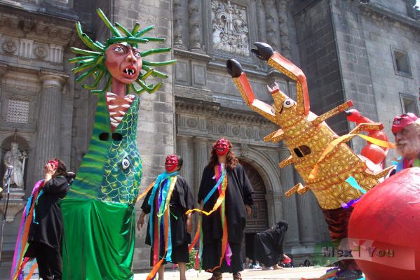 SÃ¡bado de Gloria en el ZÃ³calo ( Glory Saturday in the Zocalo)
