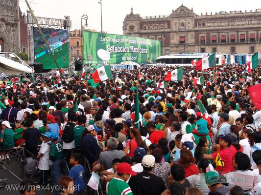 Mexico en el Mundial 2006 /  Mexico in the Soccer Cup 14-17
El el ZÃ³calo la gente estaba reunida ante las pantallas gigantes esperando goles de la selecciÃ³n de MÃ©xico.

In the " ZÃ³calo " the  people was gathered before the giant screens waiting for goals of the selection of Mexico. 
Keywords: mundial 2006 world cup multitud zocalo