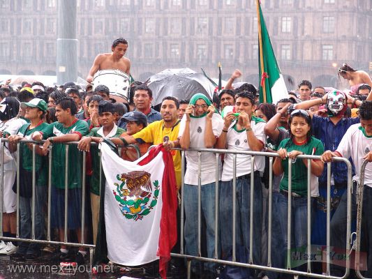 Mexico en el Mundial 2006 /  Mexico in the Soccer Cup 15-17
Durante el segundo tiempo la lluvia cayÃ³ con fuerza, pero la gente seguia con su selecciÃ³n.

During the second time rain fell with force, but people follow their team. 
Keywords: mundial 2006 world cup multitud zocalo