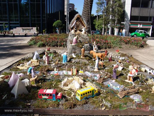 Nacimientos en el Paseo de la Reforma / Nativity Scenes in the ' Paseo de la Reforma ' 2005 (01-10)
En los nacimientos pudimos observar diversos elementos nuevos a los tradicionales como es el caso de los juguetes.

In the Nativity Scenes  we could observe diverse new elements the traditional ones such as the case of  toys.
Keywords: Nacimientos en el Paseo de la Reforma Navity Scenes Paseo de la Reforma avenue Navidad Christmas