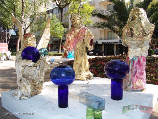 Nacimientos en el Paseo de la Reforma / Nativity Scenes in the ' Paseo de la Reforma ' 2005 (01-10)
En este pudimos observar uno en combinación con vidrio, el cual sufrió roturas hace tres días con los fuertes vientos que derribaron algunas de las piezas de vidrio.

In this we could observe one in combination with glass, which underwent breakage three days ago with the strong winds that demolished some of the glass pieces.
Keywords: Nacimientos en el Paseo de la Reforma Navity Scenes Paseo de la Reforma avenue Navidad Christmas