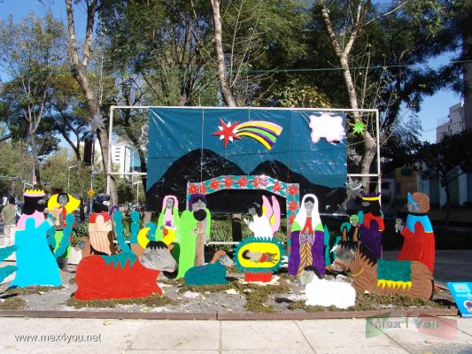 Nacimientos en el Paseo de la Reforma / Nativity Scenes in the ' Paseo de la Reforma ' 2005 (01-10)
Este nacimiento reluciente de metal pintado.

This brilliant Nativity Scene made of painted metal .
Keywords: Nacimientos en el Paseo de la Reforma Navity Scenes on the Paseo de la Reforma avenue Navidad Christmas