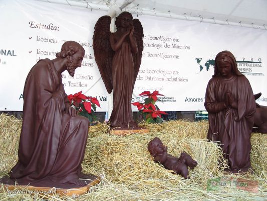 Nacimientos en el Paseo de la Reforma / Nativity Scenes in the ' Paseo de la Reforma ' 2005 (01-10)
Las figuras de este nacimiento está hecho de Chocolate, elaborado por una escuela de turismo.

The figures of this Nativity Scene are done of Chololate, elaborated by a tourism school.
Keywords: Nacimientos en el Paseo de la Reforma Navity Scenes  Paseo de la Reforma avenue Navidad Christmas