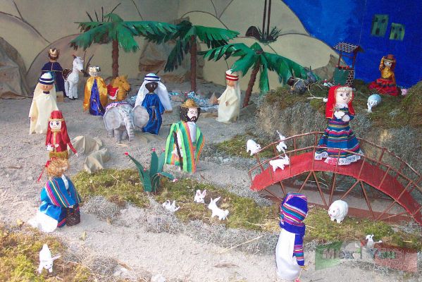 Nacimientos/Nativity Scenes [2]-7
En la elaboración de estos Nacimientos podemos observar los más variados materiales, como estos elaborados de trapo. 

In the elaboration of the Navity Scenes we could see different materials like this made of rag. 
Keywords: Nacimientos en el Paseo de la Reforma Navity Scenes Paseo de la Reforma avenue Navidad Christmas