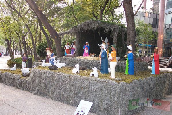 Nacimientos/Nativity Scenes [4]-7
Cada nacimiento tiene elementos  y una representación representativa de quien la elabora. 


Each Navity Scene  has elements and a particular representation from who  elaborates it.
Keywords: Nacimientos en el Paseo de la Reforma Navity Scenes Paseo de la Reforma avenue Navidad Christmas