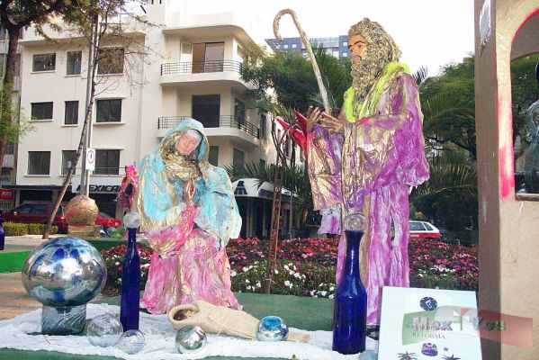 Nacimientos/Nativity Scenes [6]-7
En este nacimiento podemos encontrar elementos como esferas de vidrio, botellas , etc.  

In this we can find elements like bottles and enormous glass spheres.
Keywords: Nacimientos en el Paseo de la Reforma Navity Scenes Paseo de la Reforma avenue Navidad Christmas