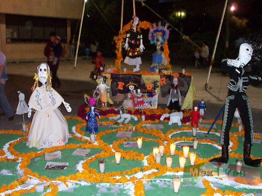 Dia de Muertos/Day of the Dead 1 - 9
Hoy primero de Noviembre Mex4you visitó la delegación Azcapotzalco y el Zócalo. 
En la delegación Azcapotzalco pudimos observar ofrendas y un panteón creado para la ocasión. 

Today  November 1st Mex4you  visited the Azcapotzalco delegation
 and the "Zócalo" . In the Azcapotzalco delegation we could observe 
offerings and a pantheon created for the occasion. 
Keywords: Día de Muertos en Azcapotzalco