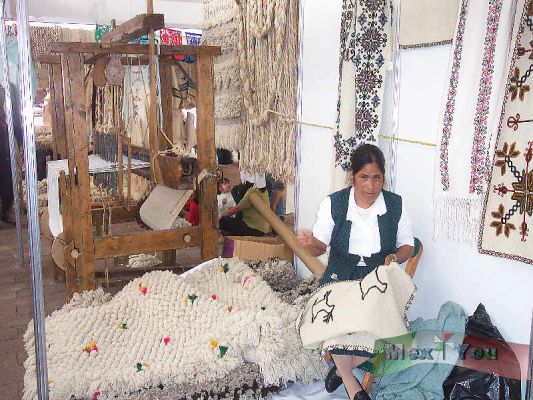 2 - 4
Los hábiles artesanos y artesanas elaboraban a la vista del publico hermosos chalecos, sueters, entre otras bellas piezas.

The  craftsmen and craftswomen elaborated at sight of  the 
public their  beautiful vests, sueters, among other beautiful master pieces.

Keywords: artesanos artesanas Textile Show craftsmen