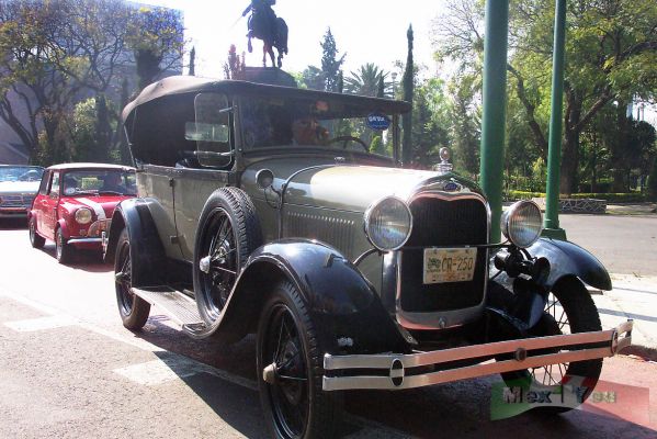 Desfile de Autos Clasicos/Classic Cars Parade 02-06
Los autos salieron del estacionamiento del Campo Marte. 

The cars left the 'Campo Marte'  parking 
Keywords: Desfile de autos antiguos 2005 autos clasicos Classic cars
