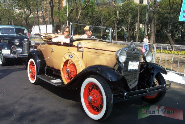 Desfile de Autos Clasicos/Classic Cars Parade 03-06
Los bellos autos despertaban la admiraciï¿½n de todo mundo a lo largo de la avenida de Paseo de la Reforma. 

The beautiful cars caused admiration throughout  the ' Paseo de la Reforma' avenue. 
Keywords: Desfile de autos antiguos 2005 autos clasicos Classic cars