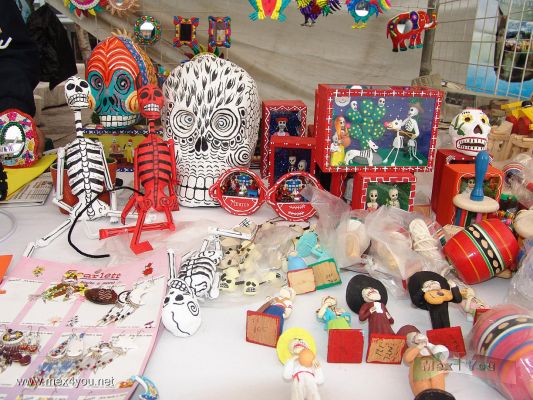 Feria Artesanal Delegaciones del Sur / South Delegations  Craft Fair 2007  (04-10)
Aqui podemos ver una variedad de artesanÃ­as con motivos de DÃ­a de Muertos elaboradas usando las tÃ©cnicas de cartonerÃ­a.

Here we can see a variety of crafts with motifs of Day of the Dead using the cardboard box industry techniques.
Keywords: feria artesanal delegaciones del sur  Paseo de la Reforma avenue artesanos crafts south delegations dia de muertos dead day