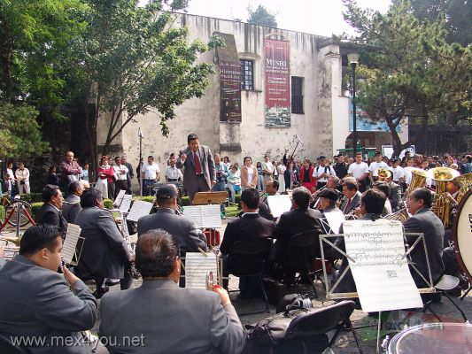 Batalla de Churubusco  / Churubusco Battle 2006  (05-12)
Enseguida la Banda SinfÃ³nica de la Ciudad de MÃ©xico interpretÃ³ marchas: "Ejercito Nacional" y "Viva MÃ©xico" bajo la direcciÃ³n de Antonio Rivera CerÃ³n.

Next the Mexico City Symphonic Band  interpreted marches: â€œ National Army â€ and â€œAlive Mexicoâ€ by the direction of Antonio Rivera CerÃ³n. 
Keywords: Churubusco Museo de las Intervenciones Coyoacan Batalla Churubusco Battle Banda SinfÃ³nica de la Ciudad de Mexico