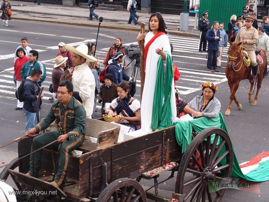 Desfile Deportivo 2006  / Sport Parade 2006  04-18
En el Desfile HistÃ³rico artÃ­stico y cultural participaron 1100 personas divididos en 18 contingentes. Como en este que representa: " PÃ©talos al aire de sacerdotisa indÃ­gena " .

In the artistic and cultural Historical Parade participated 1100 people divided in 18 contingents. This  represents: â€œPetals to the air of indigenous priestessâ€.
Keywords: desfile deportivo sport parade 2006 revolucion mexicana mexican  revolution revolucionario 20 noviembre 20th