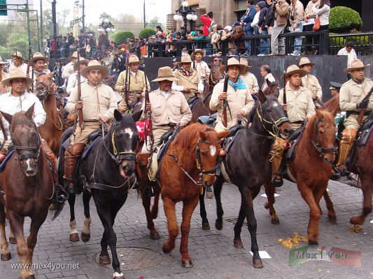 Desfile Deportivo 2006  / Sport Parade 2006  06-18
AquÃ­ podemos ver el grupo de jinetes que representa  a los revolucionarios de Zapata.

Here we can see the group of riders who represents the  Zapata's revolutionaries.
Keywords: desfile deportivo sport parade 2006 revolucion mexicana mexican  revolution revolucionario 20 noviembre 20th