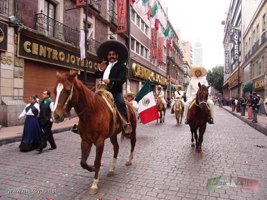 Desfile Deportivo 2006  / Sport Parade 2006  07-18
AquÃ­ podemos ver al Actor que representa a Zapata por la avenida Madero hacia el ZÃ³calo.

Here we can see the Actor who represents Zapata by the Madero avenue towards to the " ZÃ³calo" .
Keywords: desfile deportivo sport parade 2006 revolucion mexicana mexican  revolution Zapata revolucionario 20 noviembre 20th