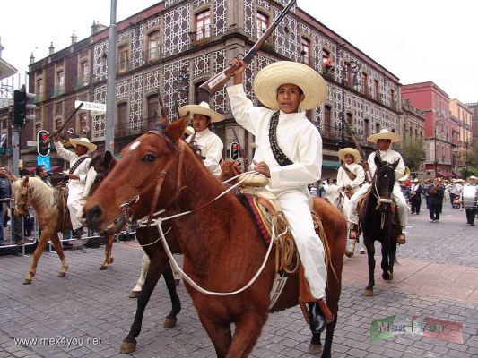 Desfile Deportivo 2006  / Sport Parade 2006  08-18
DespuÃ©s de dar la vuelta al ZÃ³calo el contingente del Desfile HistÃ³rico hacia la Avenida Hidalgo.

After turn around  the "ZÃ³calo"  the contingent of the Historical Parade towards the Hidalgo Avenue.
Keywords: desfile deportivo sport parade 2006 revolucion mexicana mexican  revolution revolucionario 20 noviembre 20th