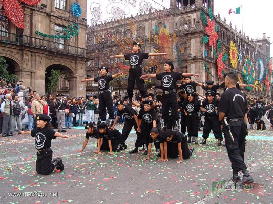Desfile Deportivo 2006  / Sport Parade 2006  12-18
La gente asistente aplaudÃ­a con admiraciÃ³n las hazaÃ±as de estos grandes deportistas.

Attending people applauded with admiration the stunts of these great sportsmen.
Keywords: desfile deportivo sport parade 2006 revolucion mexicana mexican  revolution revolucionario 20 noviembre 20th