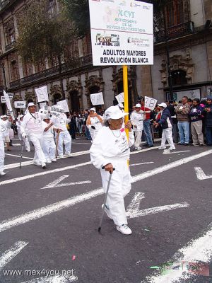 Desfile Deportivo 2006  / Sport Parade 2006  13-18
La edad no es motivo para no hacer deporte, como lo demuestra este contingente de la  " RevoluciÃ³n Blanca ".

 	
The age is not reason not to make sport, like is demonstrated by this contingent which is named the  â€œWhite Revolutionâ€.
Keywords: desfile deportivo sport parade 2006 revolucion mexicana mexican  revolution revolucionario 20 noviembre 20th