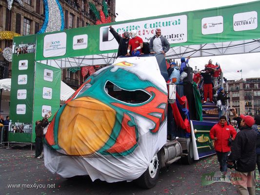Desfile Deportivo 2006  / Sport Parade 2006  16-18
En el Desfile Deportivo estuvieron presentes los Luchadores en este carro con una mÃ¡scara.

In the Sport Parade the people was happy to see the wrestlers in this car wearing a mask.
Keywords: desfile deportivo sport parade 2006 revolucion mexicana mexican  revolution revolucionario 20 noviembre 20th