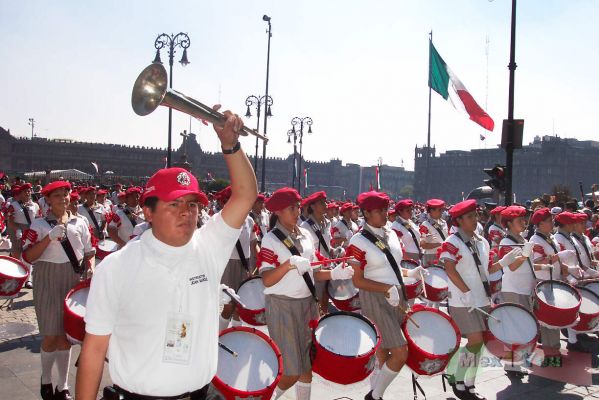 20 Nov 2004 Desfile Deportivo / Sportive Parade 01-12
Comienzo  del desfile deportivo para conmemorar el inicio de la RevoluciÃ³n Mexicana el 20 de Noviembre de 1910.  

Today was celebrated with a Sport Parade  the breaktrough of the Mexican Revolution  November 20th 1910
Keywords: Desfile 20 de noviembre, November 20th parade revolucion mexicana revolucionario mexican revolution 