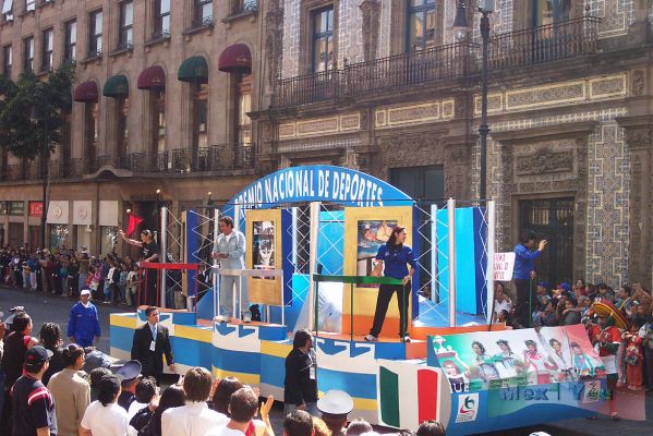 20 Nov 2004 Desfile Deportivo / Sportive Parade 02-12
En un carro alegorico pudimos apreciar a los ganadores del premio nacional del Deporte: Hugo Sanchez y a nuestros atletas ganadores de medallas olÃ­mpicas: BelÃ©m Guerrero, Ana Gabriela Guevara entre otros . 

In an allegoric car we could see our Sport National Prize. Hugo Sanchez and our athletes olympics winners such as: BelÃ©m Guerrero, Ana Gabriela Guerrero among other. 
Keywords: Desfile 20 de noviembre, November 20th parade revolucion mexicana revolucionario mexican revolution 