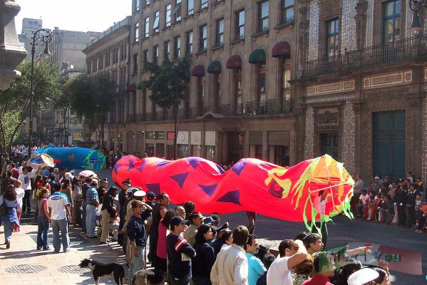 20 Nov 2004 Desfile Deportivo / Sportive Parade 03-12
Desfilando por la calle del 5 de mayo pudimos apreciar cosas nuevas a los anteriores desfiles como es el caso de estos "Dragones" Multicolores. 

On "5 de Mayo" avenue we could see new sort of things in this parade like these multicolor "Dragons" 
Keywords: Desfile 20 de noviembre, November 20th parade revolucion mexicana revolucionario mexican revolution 