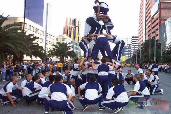 20 Nov 2004 Desfile Deportivo / Sportive Parade 04-12
Entre las cosas nuevas que pudimos disfrutar estuvo  los grupos de jovenes del pentatlon, los cuales elaboraron impresionantes "PirÃ¡mides Humanas" .

Among the new things that we could enjoy are the " Human Pyramids" .
Keywords: Desfile 20 de noviembre, November 20th parade revolucion mexicana revolucionario mexican revolution 