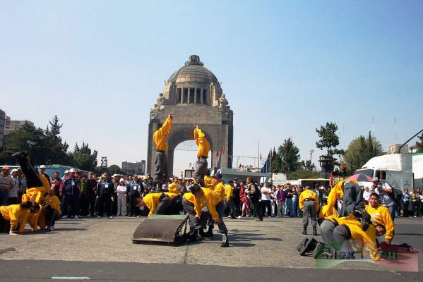 20 Nov 2004 Desfile Deportivo / Sportive Parade 05-12
AquÃ­ podemos apreciar mÃ¡s hazañ¡³ deportivas enfrente de nuestro monumento a la revoluciÃ³n. 

Here we could see more sporting stunts in front of our Revolution Monument.  
Keywords: Desfile 20 de noviembre, November 20th parade revolucion mexicana revolucionario mexican revolution 