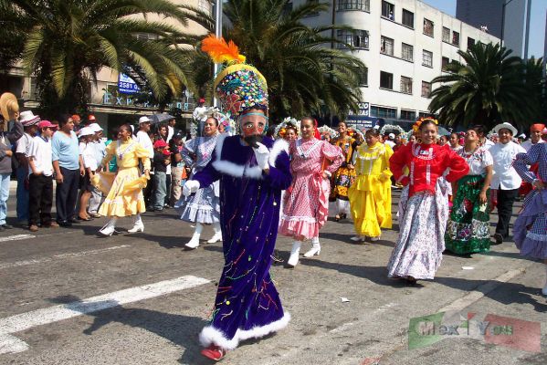 20 Nov 2004 Desfile Deportivo / Sportive Parade 07-12
No podiamos olvidar en un evento nacional nuestras raÃ­ces. 


We could not lack our roots in a national event . 
Keywords: Desfile 20 de noviembre, November 20th parade revolucion mexicana revolucionario mexican revolution 