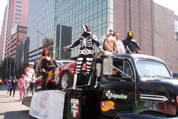 20 Nov 2004 Desfile Deportivo / Sportive Parade 08-12
AquÃ­  podemos apreciar a los Ã­dolos de la Lucha Libre como: El Santo, la Parka  entre otros. 

Here we could see the wrestling idols such as: "El Santo", "La Parka" among others
Keywords: Desfile 20 de noviembre, November 20th parade revolucion mexicana revolucionario mexican revolution 