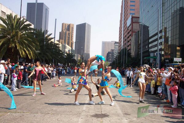 20 Nov 2004 Desfile Deportivo / Sportive Parade 09-12
AquÃ­ podemos observar la gracia y la belleza de nuestras gimnastas. 

We could see the grace and the beauty of our gymnasts
Keywords: Desfile 20 de noviembre, November 20th parade revolucion mexicana revolucionario mexican revolution 