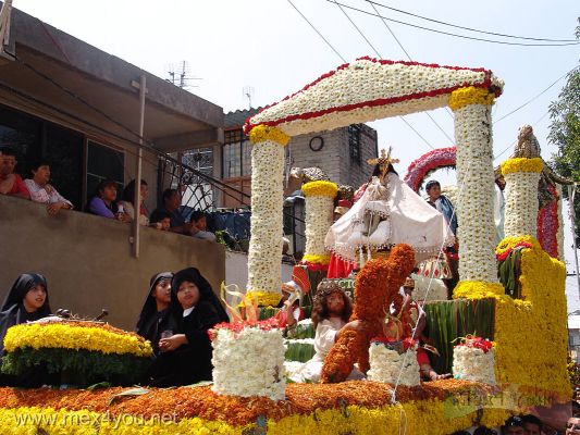 Festividad del SeÃ±or de la Misericordia / Mercy Lord Festivity 2006 (02-09)
Con las tradicionales " Andas " en brazos de jÃ³venes fuertes, fueron llevadas al Pueblo de la Candelaria.

With the traditional  â€œ Andas â€ on arms of strong young people, were taken to the Town of the Candlemas.  
Keywords: SeÃ±or de la Misericordia Mercy Lord Festivity Pueblo de la Candelaria town