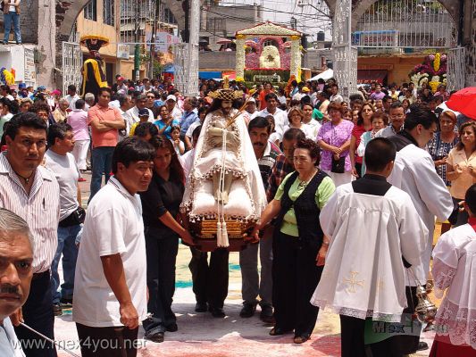 Festividad del SeÃ±or de la Misericordia / Mercy Lord Festivity 2006 (07-09)
Una a una las imÃ¡genes fueron introducidas en la Iglesia.

One to one the images were introduced in the Church. 
Keywords: SeÃ±or de la Misericordia Mercy Lord Festivity Pueblo de la Candelaria town