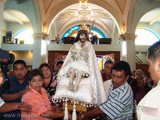 Festividad del SeÃ±or de la Misericordia / Mercy Lord Festivity 2006 (08-09)
La gente en la iglesia aplaudÃ­a y lanzaba vÃ­tores a la imÃ¡gen.

People in the church was really happy with the entrance of the image. 
Keywords: SeÃ±or de la Misericordia Mercy Lord Festivity Pueblo de la Candelaria town