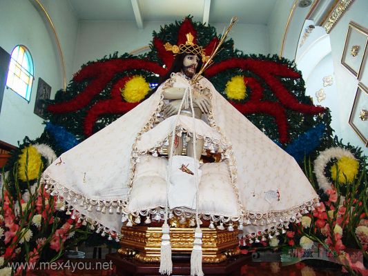 Festividad del SeÃ±or de la Misericordia / Mercy Lord Festivity 2006 (09-09)
Finalmente la imÃ¡gen fuÃ© colocada en un bello altar y serÃ¡ despedida el Domingo 2 de septiembre. Le aconsejamos asistir y vivir la devociÃ³n de este gran pueblo con sus " Andas " y los hermosos y coloridos tapetes de aserrÃ­n.

Finally the image was placed in a beautiful altar and this will be dismissed Sunday September 2nd. We advised to you to attend and to live the devotion on this great town with their traditional â€œ Andas â€ and the beautiful sawdust and colorful rugs. 
Keywords: SeÃ±or de la Misericordia Mercy Lord Festivity Pueblo de la Candelaria town