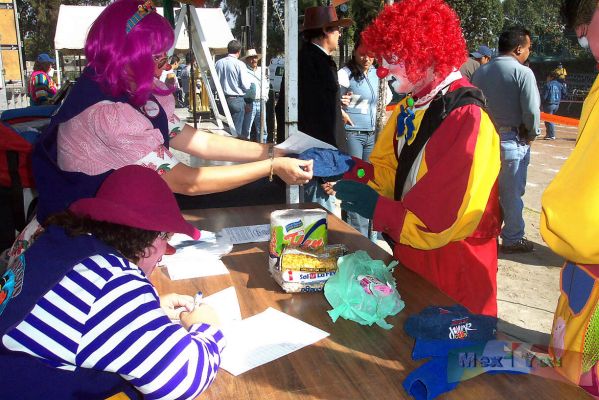 Payasolimpiada 02-20
Cada payaso donó despensas los cuales destinan a buenas causas, el año pasado lo donaron a los niños con sida. Este año lo donaron a los niños de la sierra de Puebla. 

Each clown donated provisions, which were destinated to the children.The last year they gave them to the children which suffer AIDS  and this year they donate them to the children from Puebla. 
Keywords: 4ta payasolimpiada
