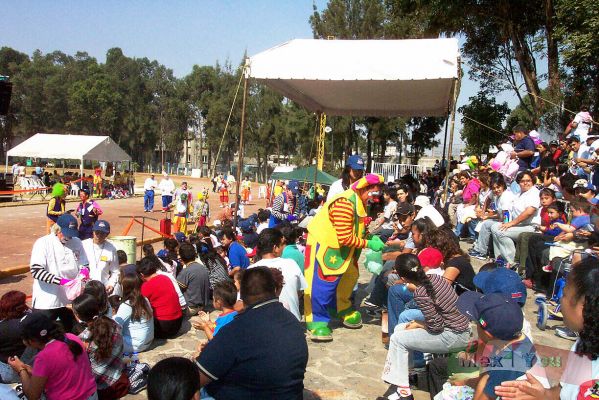 Payasolimpiada 11-20
Aquí con la "Payasocarrera" en la cual se dieron prisa para repartir dulces entre los niños. 

Here the " Payasocarrera" , which the clowns gave candies among the kids. 
Keywords: 4ta payasolimpiada