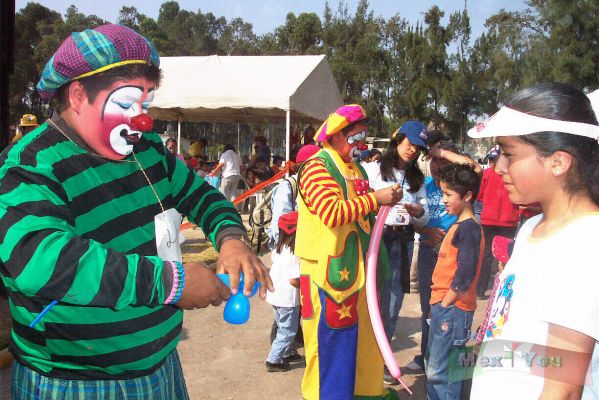 Payasolimpiada 15-20
En esta competencia tenían 20 minutos para hacer el mayor número de figuras con globos  ante muchos niños que estaban formados. 

In this competition  the clowns had 20 minutes to made all the figure possible  with ballons for the kids.  
Keywords: 4ta payasolimpiada