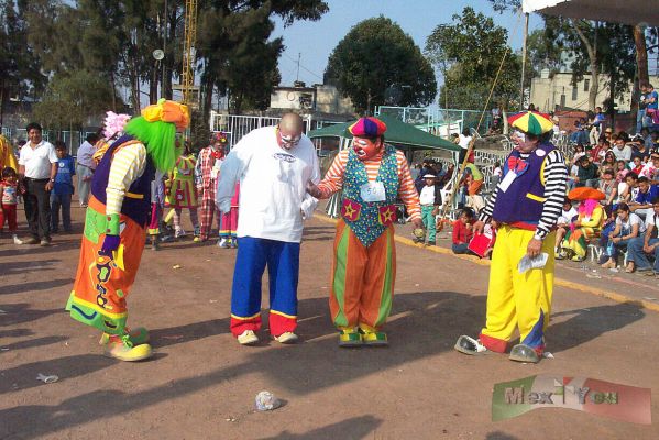 Payasolimpiada 17-20
Esta fué la úlima competencia la "Carrera de Baja Velocidad" donde el último en llegar gana. 

Here is the " Low Speed Competition". The last clown to arrive is the winner.   
Keywords: 4ta payasolimpiada