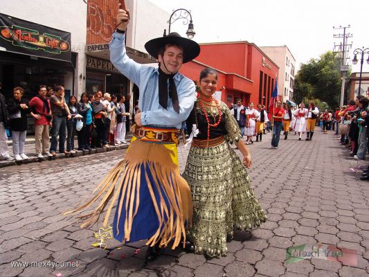 Carnaval de las Culturas 2006 en CoyoacÃ¡n /  Culture Carnival in CoyoacÃ¡n 2006 06- 14
AquÃ­ pudimos ver a la comparsa de Paraguay 

Here is the Paraguay comparsa.
Keywords:  carnaval culturas coyoacan culture carnival Paraguay  comparsa dances