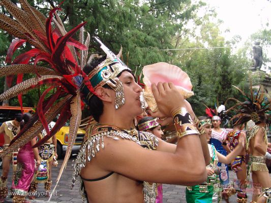 Carnaval de las Culturas 2006 en CoyoacÃ¡n /  Culture Carnival in CoyoacÃ¡n 2006 11- 14
El sonido del caracol pudo hacernos recordar los sonidos de la mÃºsica de  nuestros ancestros.

The sound of the Conch could make us remember the sounds of the music of our ancestors. 
Keywords:  carnaval culturas coyoacan culture carnival MÃ©xico  comparsa dances prehispanic