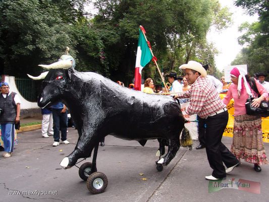 Carnaval de las Culturas 2006 en CoyoacÃ¡n /  Culture Carnival in CoyoacÃ¡n 2006 12- 14
Con mÃºsica de banda y el " Torito " hicieron bailar a la multitud asistente.

With band music and the â€œToritoâ€ made dance the attending multitude. 
Keywords:  carnaval culturas coyoacan culture carnival MÃ©xico  comparsa dances prehispanic