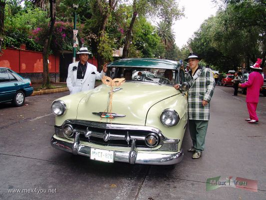 Carnaval de las Culturas 2006 en CoyoacÃ¡n /  Culture Carnival in CoyoacÃ¡n 2006 13- 14
Hasta pudimos ver carros antiguos con sus respectivos " Pachucos " del Grupo Nereidas.

Until we could see old cars with its respective â€œPachucosâ€ of the Nereidas Group.
Keywords:  carnaval culturas coyoacan culture carnival MÃ©xico  comparsa dances prehispanic