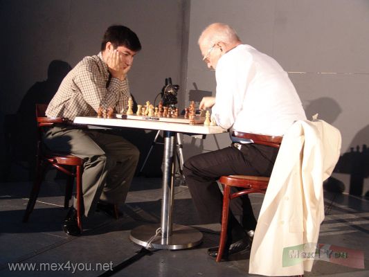 Festival de Ajedrez / Chess Festival MÃ©xico 2006    01-12
En el evento tambiÃ©n habÃ­a una carpa donde ajedrecistas internacionales como: Gilberto Hernandez, VÃ­ctor Korchnoi, Sergei Karjakin, y Alexandra Kosteniuk llevaban a cabo el Torneo Cuadrangular.

In the event also there was a carp where international chess players like: Gilberto Hernandez, Victor Korchnoi, Sergei Karjakin, and Alexandra Kosteniuk carried out a Quadrangular Match.
Keywords: festival ajedrez chess zocalo ciudad de mexico city Gilberto Hernandez victor Korchnoi