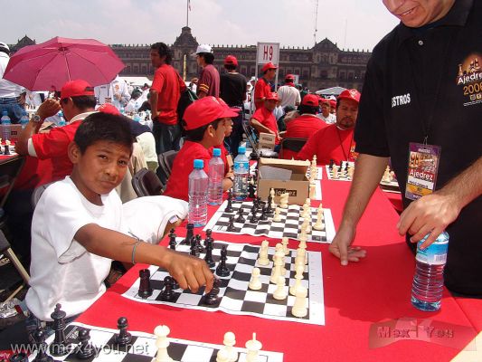 Festival de Ajedrez / Chess Festival MÃ©xico 2006    01-12
A su vez tambiÃ©n pudimos observar una gran cola de gente de todas las edades que querÃ­a participar en el evento, dando inicio mÃ¡s de 13,000 partidas. 

Also we could as well observe a great queue of people of all the ages who wanted to participate in the event, giving beginning more than 13.000 games.
Keywords: festival ajedrez chess zocalo ciudad de mexico city