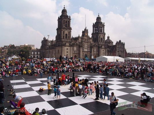 Festival de Ajedrez / Chess Festival MÃ©xico 2006    01-12
Los niÃ±os y sus papas tambiÃ©n se divirtieron con las obras teatrales y conciertos que se llevaron a cabo con motivo de este festival. Esten atentos al mundial de ajedrez que se llevarÃ¡ a cabo en nuestro paÃ­s del 12 de septiembre al 1 de octubre del 2007 en el World Trade Center.

The children and their Parents also amused with theater works and concerts that were carried out in the occasion of this festival. We wait impatiently  the chess world tournament, which  will be carried out in our country next September 12th to  October 1st  2007 in the World Trade Center. 
Keywords: festival ajedrez chess zocalo ciudad de mexico city