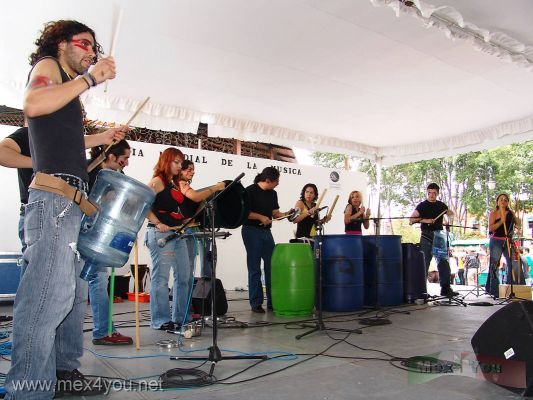 Sabado de Eventos en CoyoacÃ¡n  / Saturday of Events in Coyoacan ( June / Junio ) 2006
Pudimos apreciar tambiÃ©n los diversos tipos de hacer mÃºsica como el caso del grupo Boterama donde se ve la creatividad para crear ritmos.

We could also appreciate the diverse types to make music as the case of the Boterama group where we could enjoy with the creativity to create rhythms.
Keywords: dia internacional de la musica coyocan  international day music hidalgo garden