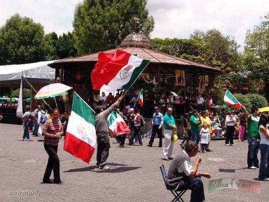 Sabado de Eventos en CoyoacÃ¡n  / Saturday of Events in Coyoacan ( June / Junio ) 2006
Y por si fuera poco en el mismo JardÃ­n Hidalgo la gente se reunÃ­a para ver el partido de Octavos de final entre la selecciÃ³n Argentina y la de MÃ©xico. 

At the same time in the  Hidalgo Garden people met to see the soccer match  between the Argentina selection of Mexico. 
Keywords: partido seleccion nacional mundial futbol coyoacÃ¡n 2006